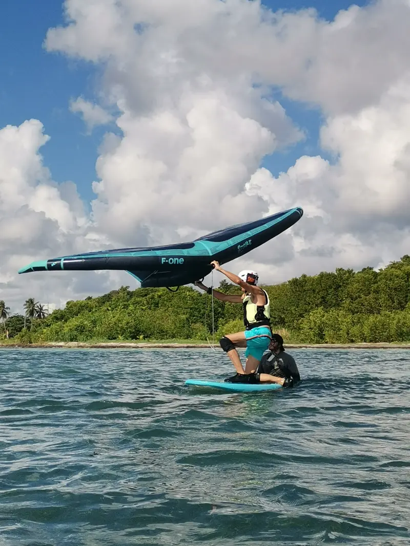 Apprentissage du wingfoil au lagon de l'Anse du Belley à Sainte-Anne